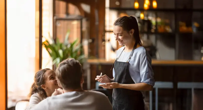 Serveuse dans un restaurant