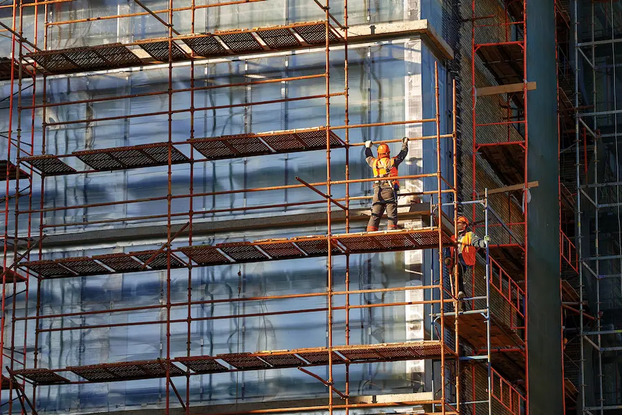 Des ouvriers qui travaillent dans la construction d’un immeuble