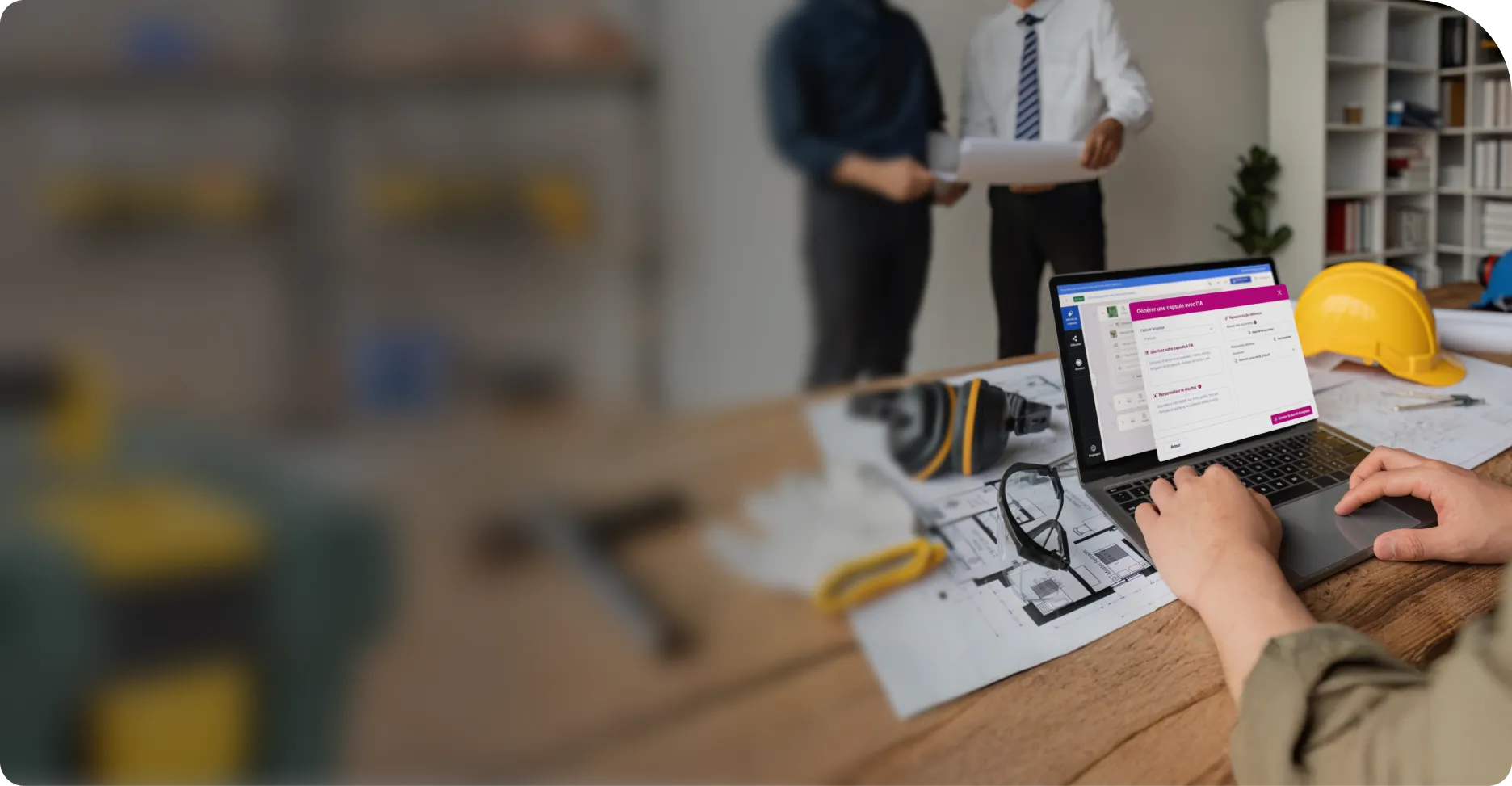 Homme qui travaille sur un ordinateur